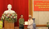 Bộ trưởng Trần Đại Quang trao các Quyết định của Thủ tướng Chính phủ, của Chủ tịch nước đối với ông Bùi Văn Thành.