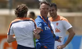 Van Gaal tin rằng phòng ngự chặt và bịt chặt các khoảng trống là cách duy nhất để Hà Lan có thể đạt kết quả tốt trước Tây Ban Nha. Ảnh: Reuters.