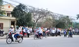 Hàng trăm người dân xã Xuân Viên tập trung tại TAND huyện Nghi Xuân để theo dõi phiên xét xử. 