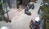 Cận cảnh 2 thanh niên bẻ khóa trộm xe máy