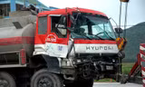 Chiếc xe bồn chở xăng hư hỏng phần đầu sau vụ tai nạn.