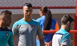 Ronaldo xuất hiện ở sân tập với kiểu tóc mới - Ảnh: AFP 