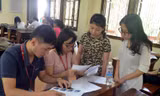 Ảnh: Thí sinh làm thủ tục dự thi đại học đợt một 