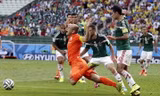 HLV Mexico nổi điên, Arjen Robben thừa nhận ăn vạ