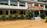 Một trường học ở Lâm Đồng có nguy cơ bị vùi lấp do đồi cao 70m sạt lở