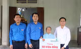 Trao tặng kinh phí sửa chữa nhà cho Mẹ Việt Nam Anh hùng tại Quảng Ngãi