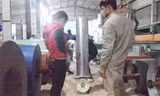 Đột nhập vào một xưởng làm tôn “đôn dem” tại thôn Trung Sơn, xã Ngũ Lão, Thủy Nguyên, Hải Phòng). Ảnh: P.Anh.