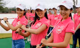 Thí sinh tập đánh golf. Ảnh: Hồng Vĩnh.