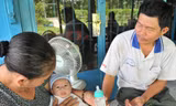Gia đình mừng đầy tháng cho cháu bé bị văng khỏi bụng mẹ