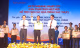 Đại diện nhóm tác giả đề tài Vietcombank Smart OTP (Vietcombank Smart One Time Password) nhận hoa, bằng khen và sự vinh danh của Ban Tổ chức Festival.