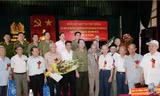 Bộ trưởng Bộ Công an (hàng trước thứ 6 từ trái sang) chụp ảnh với các đại biểu dự buổi gặp mặt.