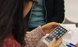 Một người dùng tại Việt Nam đang trải nghiệm chiếc iPhone 6 Plus mới sắm trong ngày đầu máy bán ra tại Việt Nam. Ảnh: Thành Duy. 