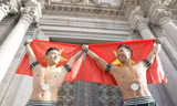 Giơ cao lá cờ đỏ sao vàng, một lần nữa họ lại đem vinh quang, niềm tự hào về cho tổ quốc 