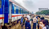 Khu vực bán vé tàu Tết ga Sài Gòn vắng khách. Ảnh: Ngô Bình 