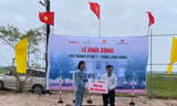 Chính quyền địa phương tiếp nhận khoản kinh phí hỗ trợ 500 triệu đồng từ đại diện Báo Tiền Phong