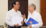 Bí thư Thành ủy TPHCM Nguyễn Văn Nên (trái) trao đổi với đại biểu tại hội thảo. Ảnh: NGÔ TÙNG