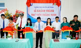 Ông Lee Meng Tat, Tổng giám đốc ngành Đồ uống không cồn của F&N, và cô Nguyễn Thị Ngọc Phú, Hiệu trưởng Trường THCS Nguyễn Chí Thanh, thực hiện nghi thức khánh thành Thư viện Thông minh. Ảnh: Thanh Nguyên