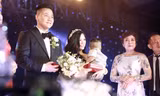 Chiếc váy Calla Luxury làm thủ công màu trắng ánh hồng thạch anh được thiết kết riêng là món quà Phạm Quyết dành cho người phụ nữ của cuộc đời 