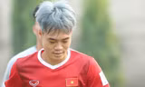 Văn Toàn nhuộm tóc bạch kim cực nổi ở đội Olympic Việt Nam