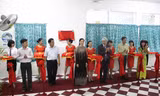 Các đại biểu cắt băng khánh thành Mô hình mẫu bếp ăn bán trú.