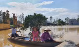 Thuyền nhôm là phương tiện di chuyển duy nhất của những người dân sống trong khu vực trũng sâu ở thôn Lệ Sơn Nam (xã Hòa Tiến, huyện Hòa Vang, Đà Nẵng) Ảnh: Giang Thanh 