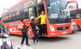 Ô tô tấp nập đón khách trên đường Giải Phóng Ảnh: Nguyễn Hoàn