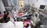 Bệnh nhân cấp cứu trong bệnh viện Việt Đức do tai nạn giao thông dịp nghỉ lễ Ảnh: Huyền Anh
