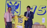 Ông bầu Đoàn Nguyên Đức đã có những phát biểu gây tranh cãi trong buổi ký hợp đồng đưa Công Phượng sang Bỉ thi đấu. Ảnh: Ngôi sao 