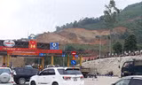  Tình trạng lộn xộn, ùn tắc giao thông xảy ra tại trạm thu phí BOT Hòa Lạc - Hòa Bình ngày 7/5 Ảnh: Ngô Đức