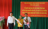Chánh án TAND huyện Tuy Đức tặng hoa cho người bị oan sai 