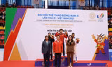 Phó Thủ tướng Vũ Đức Đam trao HCV cho VĐV Phùng Khắc Huy. Ảnh: Quý Lượng
