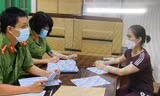 Bà Hoàng Thị Thanh Nga - Chuyên viên Vụ Vận tải, Tổng cục ĐBVN làm việc với cơ quan công an. 