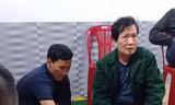 Ông Dũng (mặc áo xanh) tham gia trên chiếu bạc.