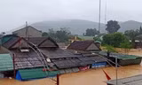 Nước dâng cao gần tới nóc nhà, một huyện ở Nghệ An bị cô lập hoàn toàn
