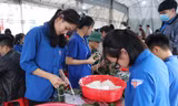 Thanh niên Hà Tĩnh, Nghệ An nấu bánh chưng, hỗ trợ bà con vùng lũ