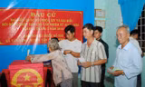 Cử tri lớn tuổi nhất được mời bỏ lá phiếu đầu tiên.