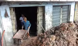 Người dân trong khu vực dự án nâng đường bị ảnh hưởng khi nhà bỗng dưng biến thành hầm. Ảnh Việt Văn