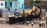 Cần cẩu lật đè trường mầm non.