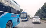 Đoạn cuối cao tốc Pháp Vân để vào nội thành Hà Nội ùn ức kéo dài, lực lượng cảnh sát giao thông được tăng cường để điều tiết và phân làn. Ảnh: Dương Hưng.