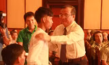 Ông Huỳnh Văn Tí, Thứ trưởng Bộ LĐ-TB&XH, trao quà, động viên gia đình em Nguyễn Đức Ánh, một trong những nạn nhân bom mìn sót lại sau chiến tranh.