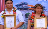 Trao thưởng cho hai du khách may mắn trong “Tuần lễ vàng du lịch tại khu di sản Huế” vào sáng 26/12.