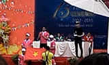 Ông Trần Minh Long - Tổng giám đốc phía Nam hệ thống siêu thị dự án bất động sản STDA (người đứng, bên trái) lĩnh xướng 500 nhân viên hát bài "Cen ca" chế lời bài Quốc ca gây phản cảm.