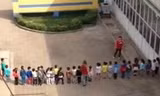 Hình ảnh cô giáo bắt học sinh xếp hàng để... đá gây phẫn nộ.