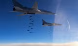 Tu-22M3 ném bom xuống các mục tiêu IS ở Syria. Ảnh: Sputnik.