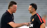 Van Gaal và trợ lý HLV Ryan Giggs. Ảnh: AFP.