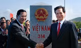 Thủ tướng Chính phủ Nguyễn Tấn Dũng (phải) và Thủ tướng Chính phủ Hoàng gia Campuchia Hun Sen trong lễ khánh thành cột mốc 314 hồi năm 2012.