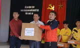 Đoàn từ thiện trao quà cho trung tâm giáo dục dạy nghề trẻ tàn tật và trẻ mồ côi Nghệ An.