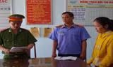 Bà Du nghe lệnh bắt giam.