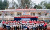 Sửa trường, tổ chức cho trẻ ở huyện miền núi chơi trò chơi vui hết nấc