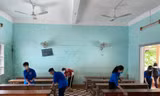 Các bạn ĐVTN tham gia vệ sinh trường lớp. Ảnh: Trương Định